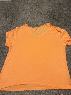 American Eagle Outfitters Women's V-Neck Short Sleeve Tee in Peach